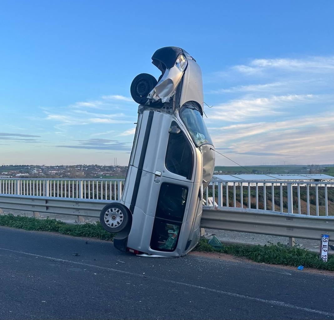 Takla atanı, ters döneni gördük ama bu araç bariyere çarpınca dik durdu! 4